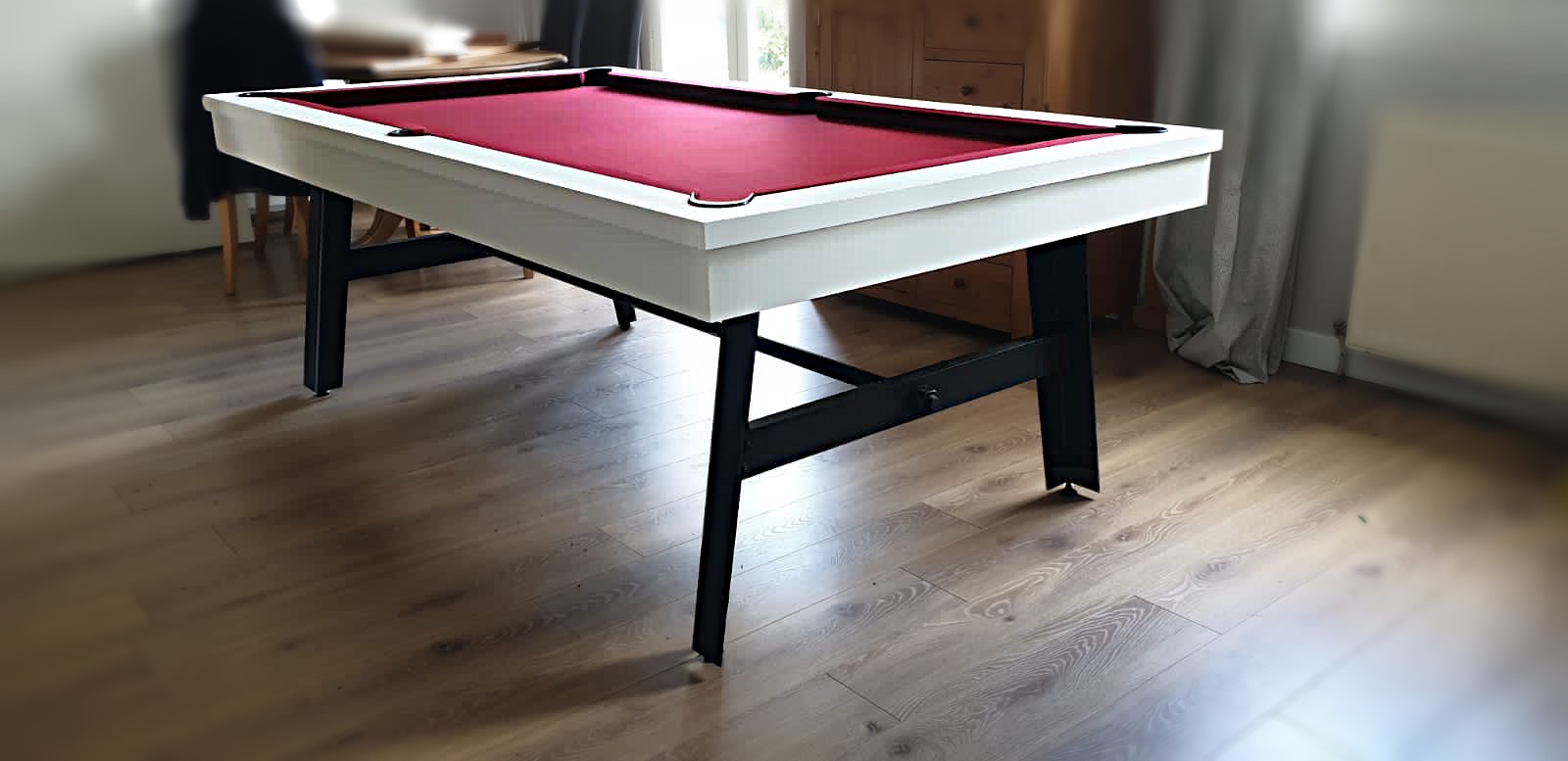 billard avec jeu de couleur bordeaux transformable en table Vintage blanc mat avec pied industriel métallique de couleur RAL 7016